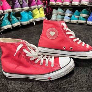 Red converse chucks high tops heart ❤️ 7 9